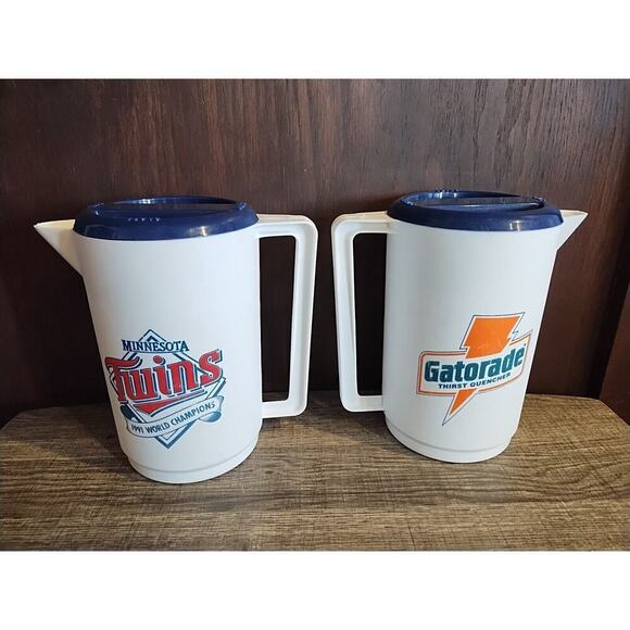 Minnesota Twins 1991 World Series Champions Lot of 2 Plastic Pitchers Gatorade - Picture 1 of 5